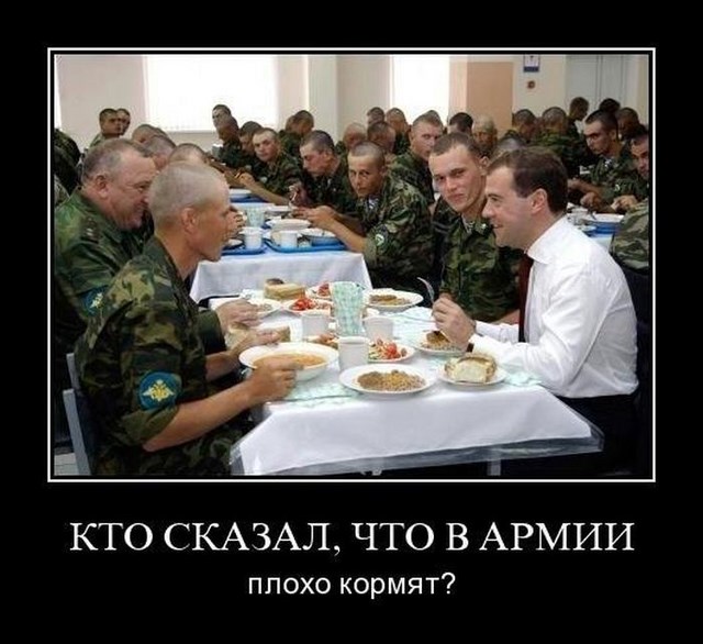 Медведев кушает в армейской столовой