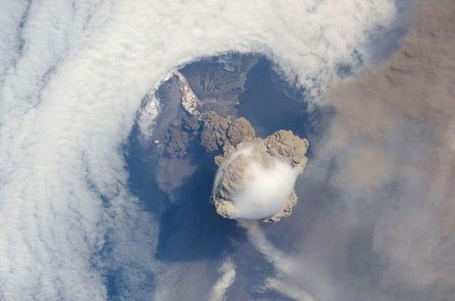 ТОП-15 извержений вулканов (15 фото)