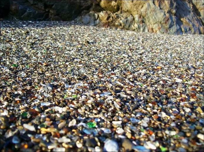 Стеклянный пляж Калифорнии в США