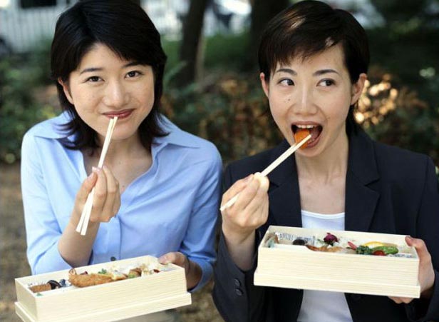 В Японии совершенно нормально чавкать ешь лапшу или суп