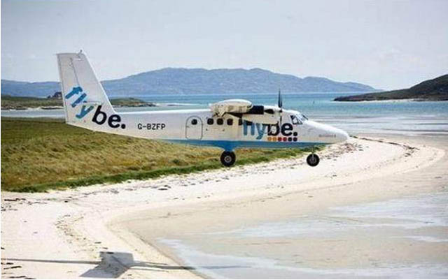 острове Барра, входящем в территорию Шотландии, расположен уникальный аэропорт с песчаными взлётно-посадочными полосами на берегу моря