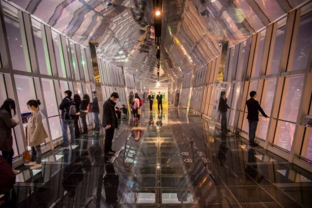 стеклянный коридор и смотровая площадка в шанхайском всемирном финансовом центре