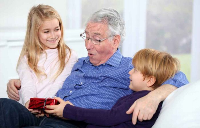 Дед читает мораль внуку...