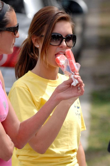 Девушки едят мороженое