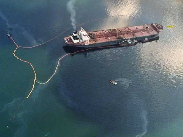 Разлив нефти танкером Exxon Valdez - $2,5 миллиарда