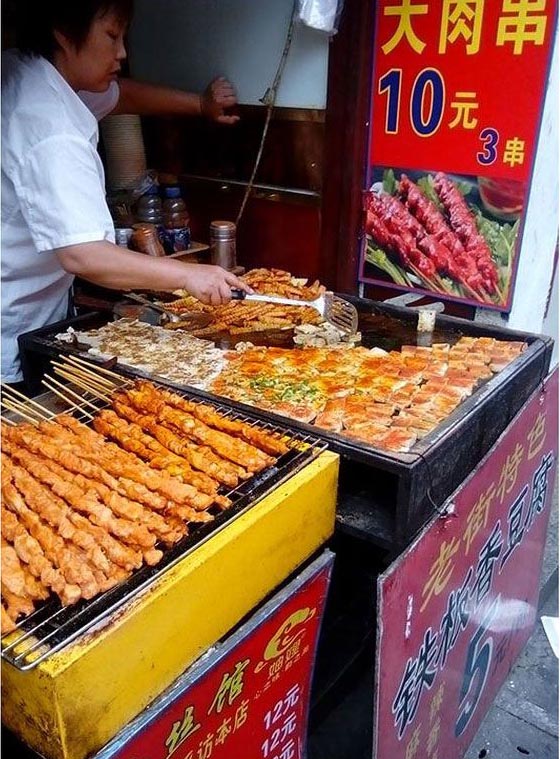 Разнообразная еда на улицах Китая