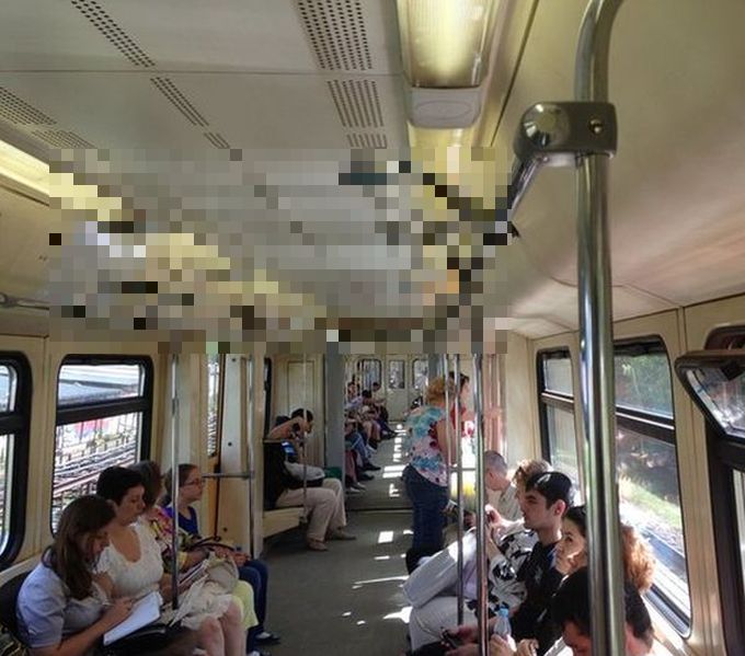 Креативная замена поручней в вагоне метро (3 фото)