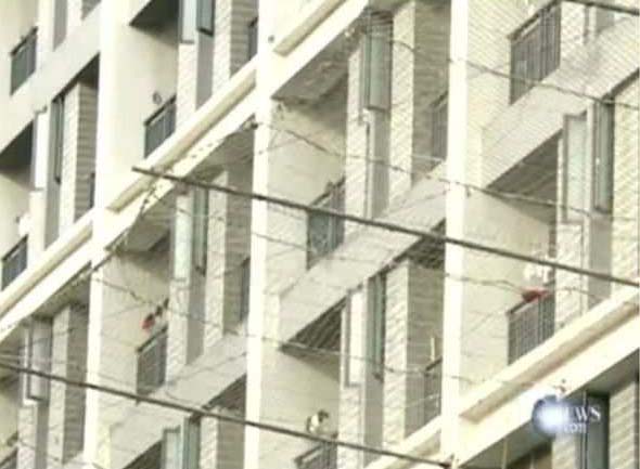 Перед фасадами офисных зданий натягивают сетки, чтобы предотвратить самоубийства служащих