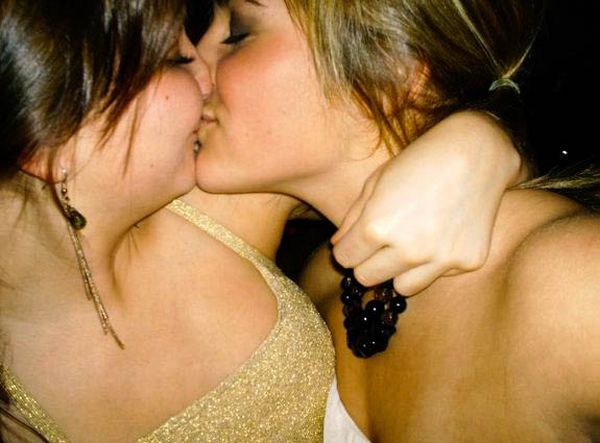 Девушки целуются (91 фотография) .