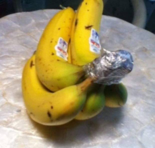 нужно обернуть основание грозди бананов обычной пищевой пленкой