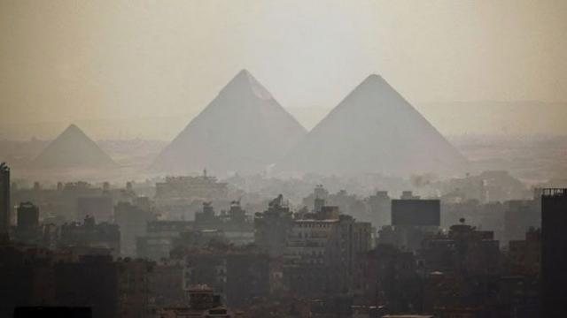 Пирамиды Гизы неподалёку от Каира