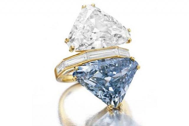 Кольцо с голубым бриллиантом от Bulgari