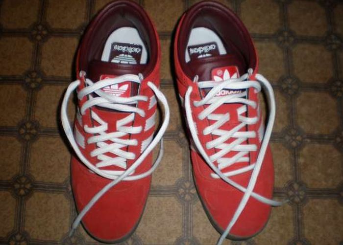 Китайские кроссовки (2 фото)
