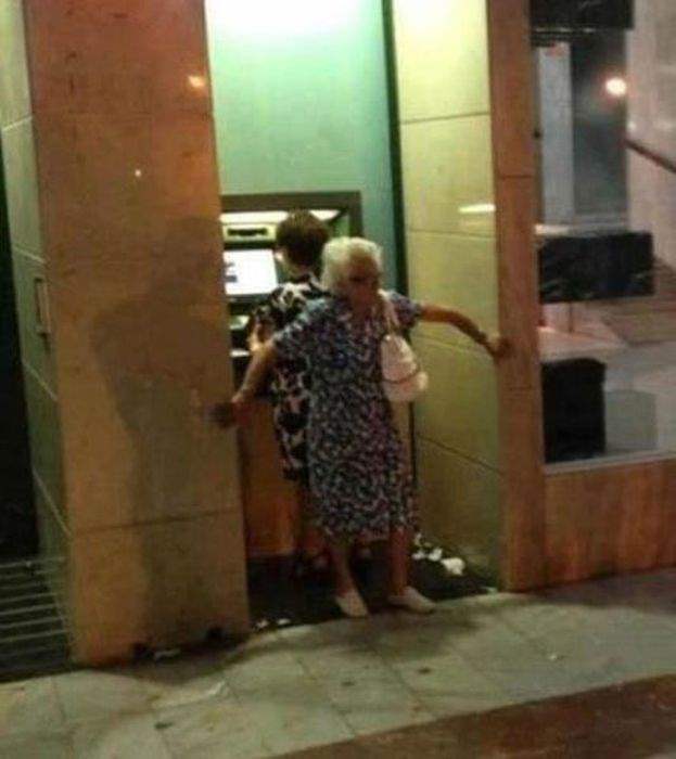 Бабушки у банкомата