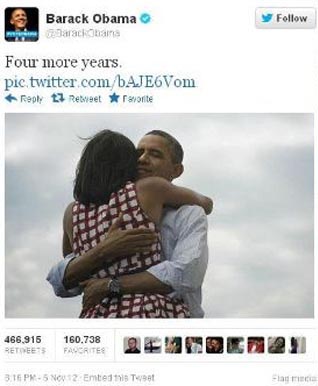 Фотография обнимающихся Барака и Мишель Обамы