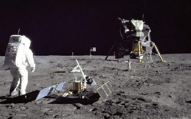 Что первым Армстронг увидел Луне